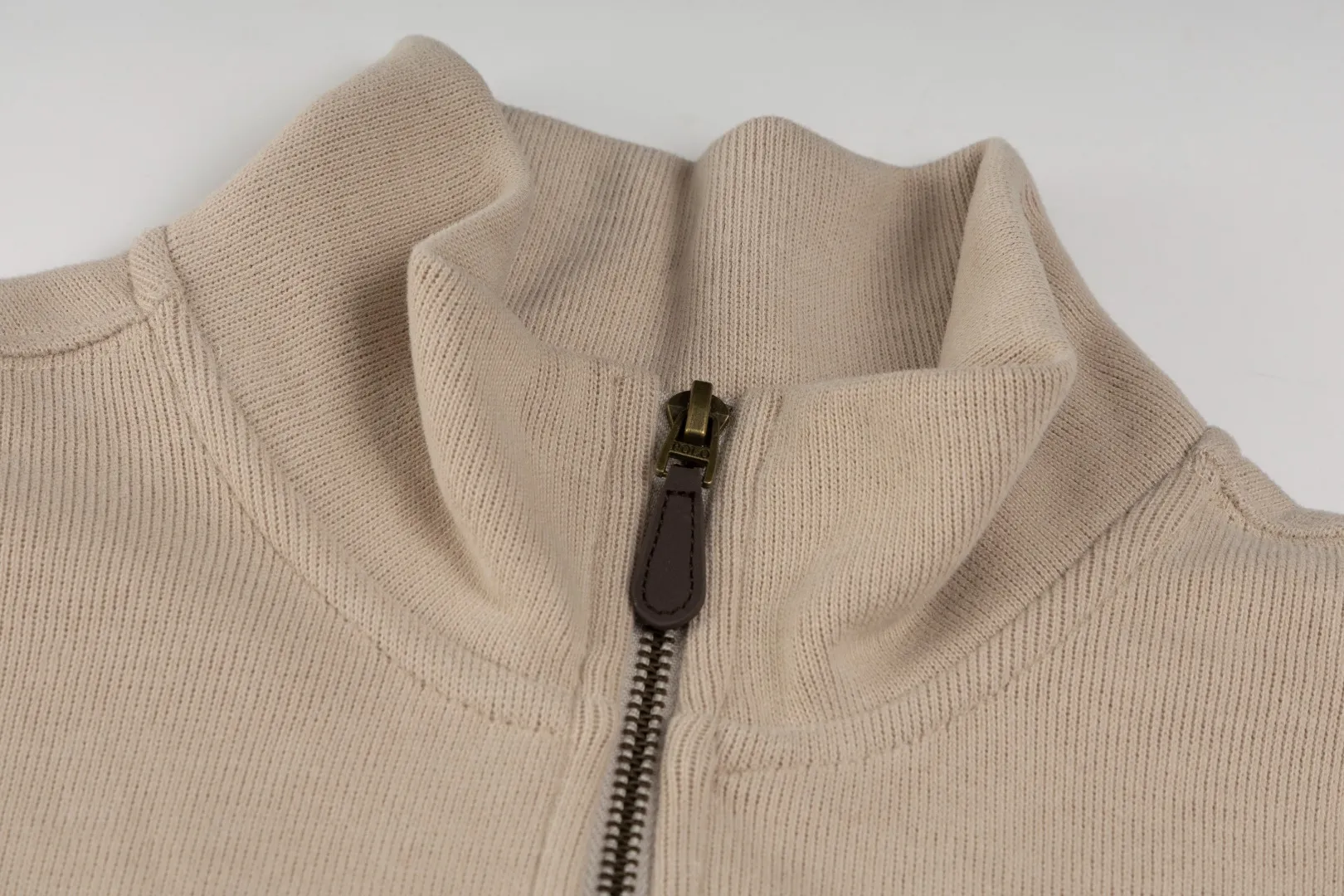 P230 #R97 Ralph lauren twelve-color embroidered pony logo half-zip high-neck long-sleeved knitted sweatshirt. The same style for men and women. New autumn sweatshirts for couples are here! This kind of sweatshirt is really popular this year, even more popular than the hooded sweatshirt. Open the zipper and it can be used as a large lapel, which makes it more fashionable. The color of the classic design of the little war horse on the chest is matched with the embroidery. The simple zipper design echoes the brand logo, so you don’t need to match too much. The sweater version is loose enough! The fabric is custom-woven and dyed 100 cotton. 320g high gram weight 100% cotton knitted cotton with a certain thickness. The fabric is soft and comfortable, and the three-dimensional fabric is full of texture. The stitching is three needles and five threads, which is beautiful and strong. The pattern is also good. Although it is loose, it does not look bulky! - It is not a popular color scheme on the street. The color is pure and highly recommended. The upper body has a particularly high rate of turning heads. Loose style. Big drop shoulder OS style. Same style for men and women. Couple wear. Versatile and practical! Color: Gray, navy, khaki, green label, oatmeal brown label, apricot, black, army green, burgundy, pink, dark gray, light blue, white. Size: S M L XL Length: 70/72/74/76 Bust: 53.5/55.5/57.5/58.5 Shoulder width: 44/45/46/47 Sleeve length: 61/62/63/64